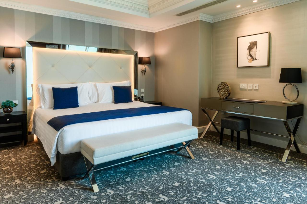 Centara West Bay Hotel & Residences 도하 외부 사진 A bedroom at the hotel