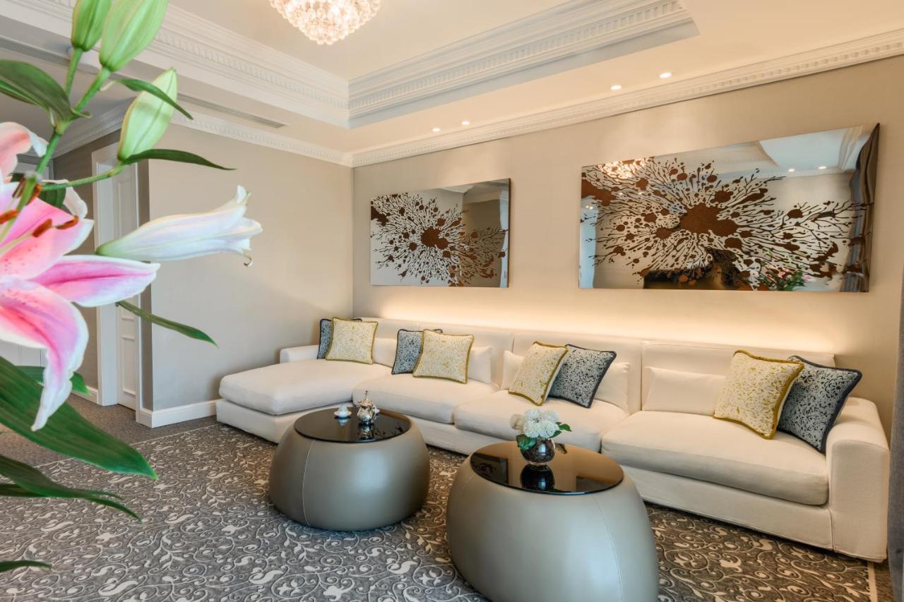 Centara West Bay Hotel & Residences 도하 외부 사진 The lobby of the hotel