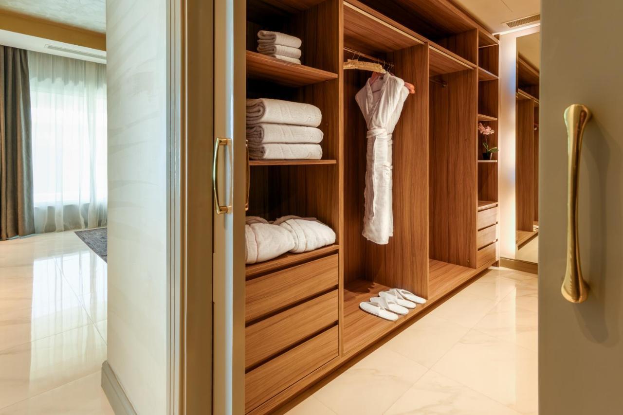 Centara West Bay Hotel & Residences 도하 외부 사진 A walk-in closet