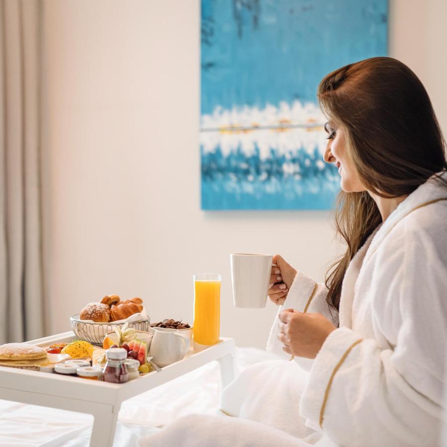 Centara West Bay Hotel & Residences 도하 외부 사진 A woman in a bathrobe