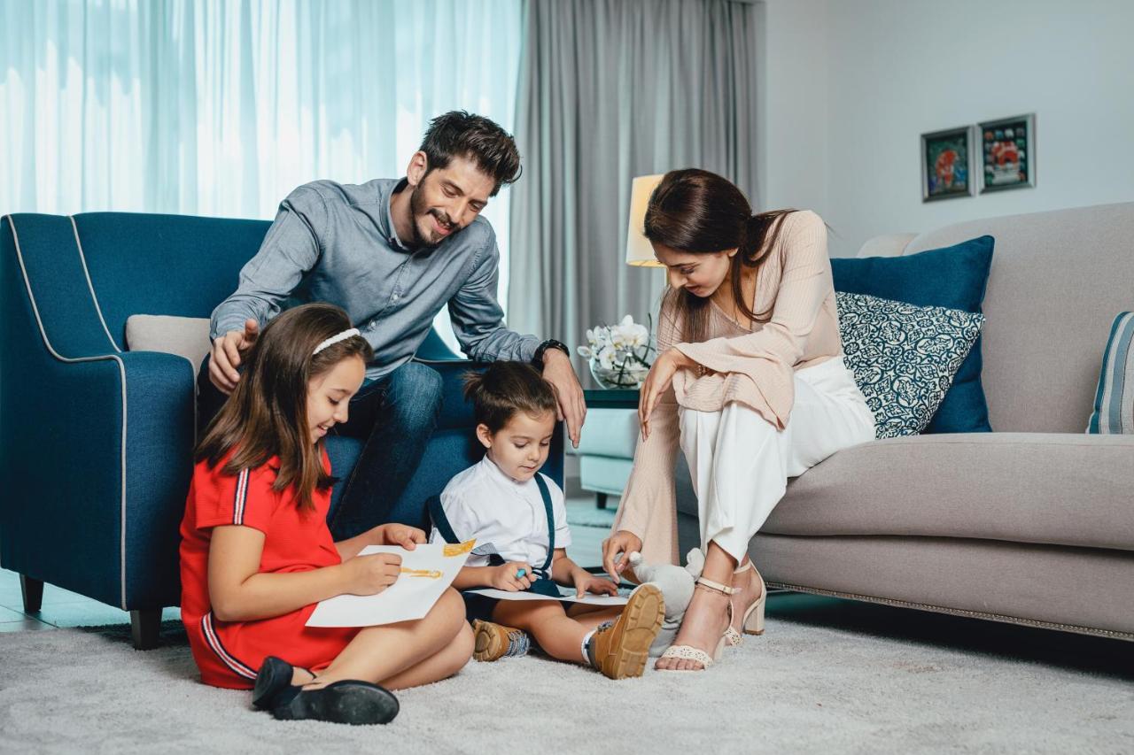 Centara West Bay Hotel & Residences 도하 외부 사진 A family