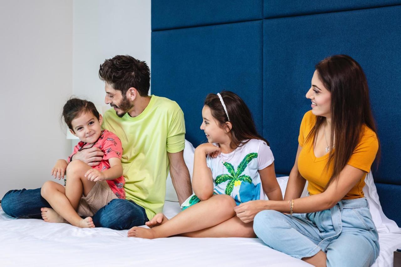 Centara West Bay Hotel & Residences 도하 외부 사진 A family