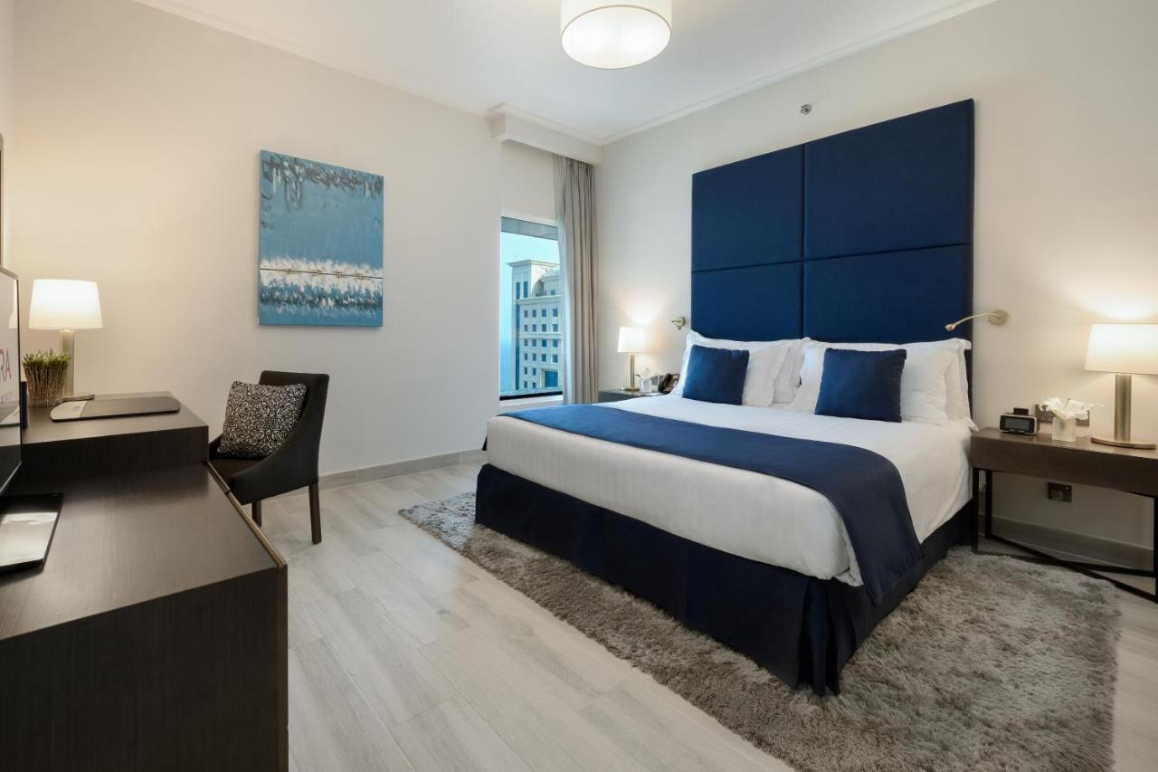 Centara West Bay Hotel & Residences 도하 외부 사진 A bedroom at the hotel
