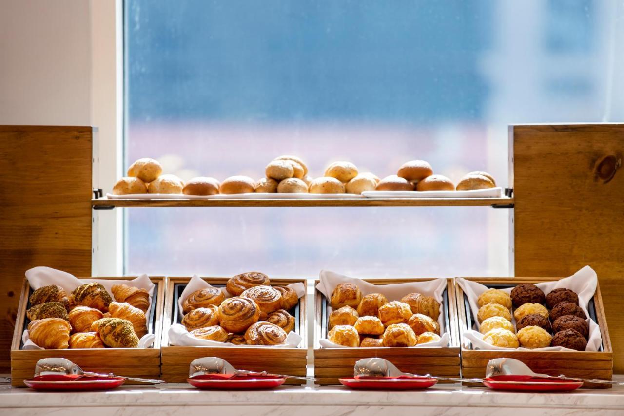 Centara West Bay Hotel & Residences 도하 외부 사진 Bakery items