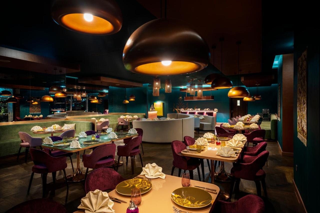 Centara West Bay Hotel & Residences 도하 외부 사진 The interior of the restaurant