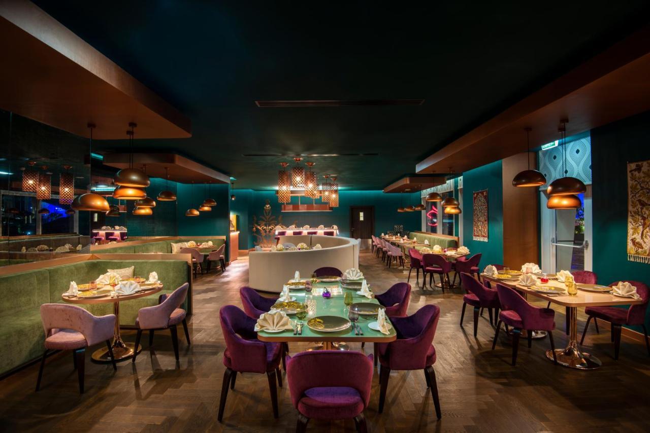 Centara West Bay Hotel & Residences 도하 외부 사진 The interior of the restaurant