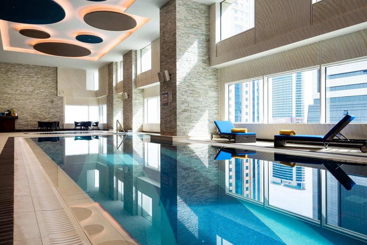 Centara West Bay Hotel & Residences 도하 외부 사진 The pool at the hotel